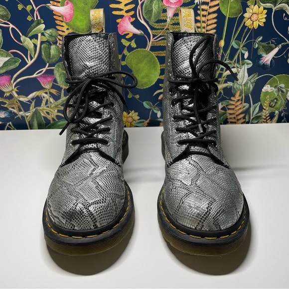 Dr. Martens combat boots in vegan silver snakeskin - Picture 2 of 8